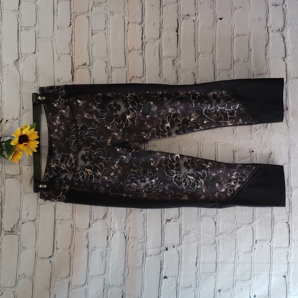 Tek-Gear yoga pants capri length floral black white grey Sz M